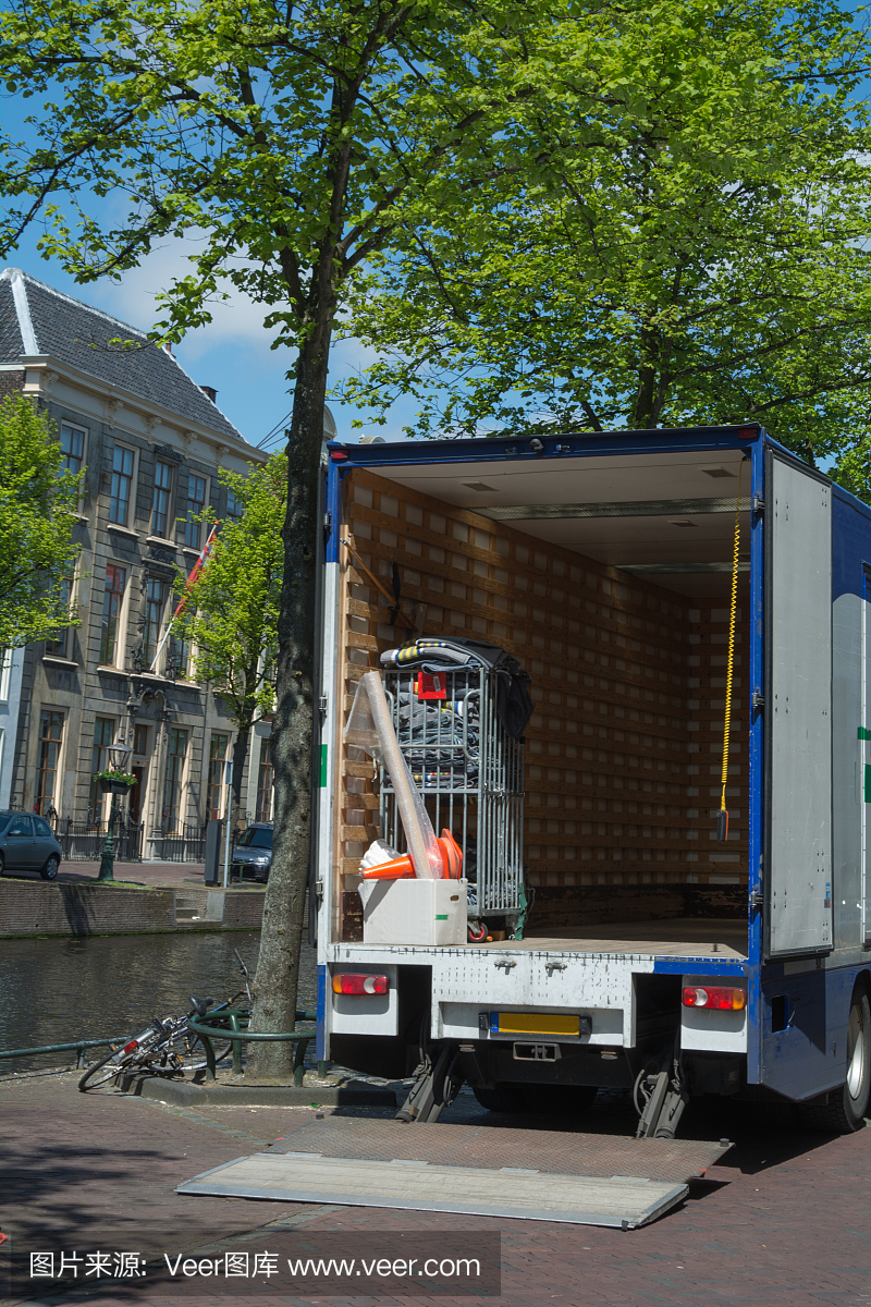 在荷兰的一条运河街上的小清除范