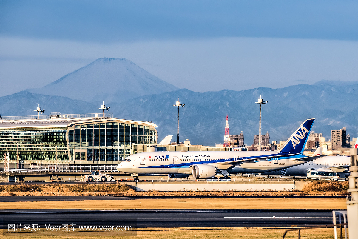 全日空航空公司波音787和羽田国际机场的富士山