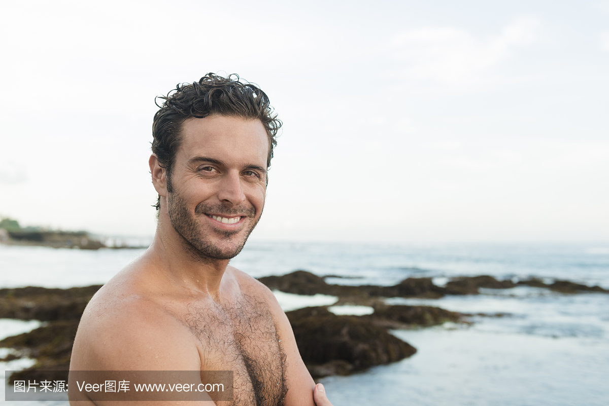 西班牙人微笑在热带海滩生活巴厘岛