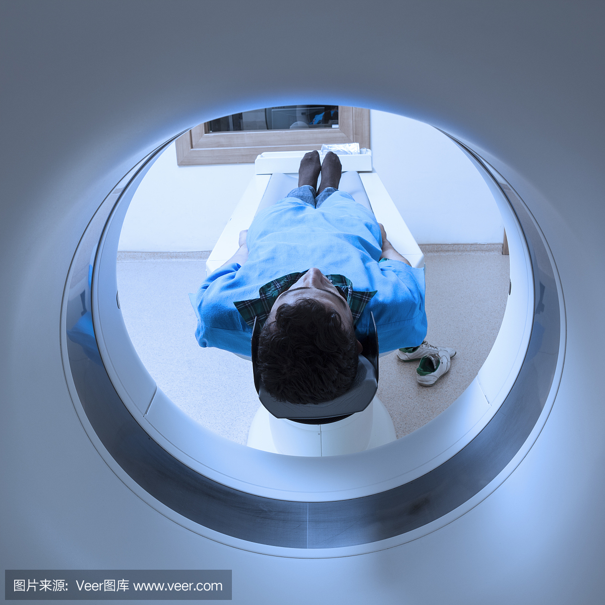 通过现代CT扫描仪进行体格检查的人员