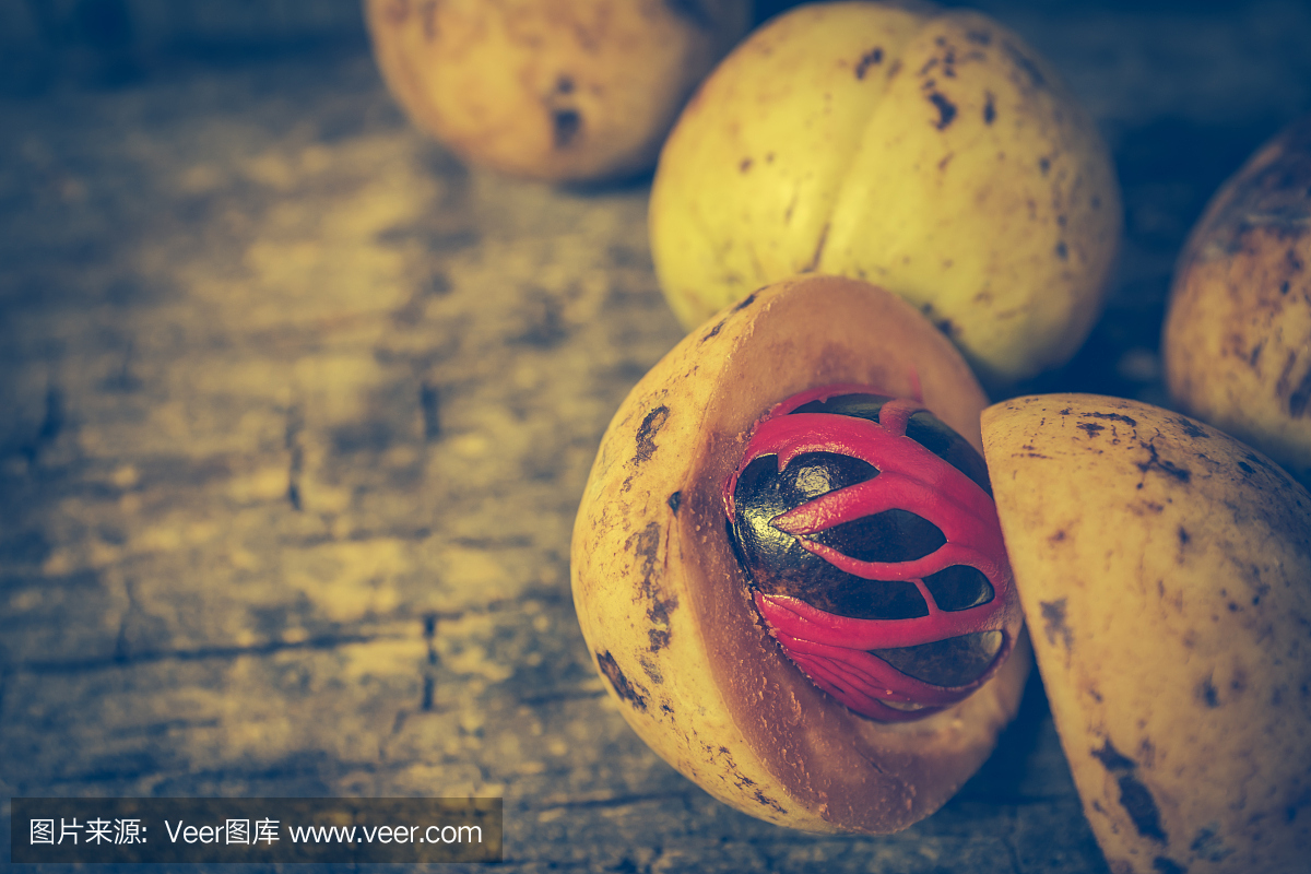 豆蔻肉豆蔻与肉豆蔻种子的胎盘状盖在木制背景