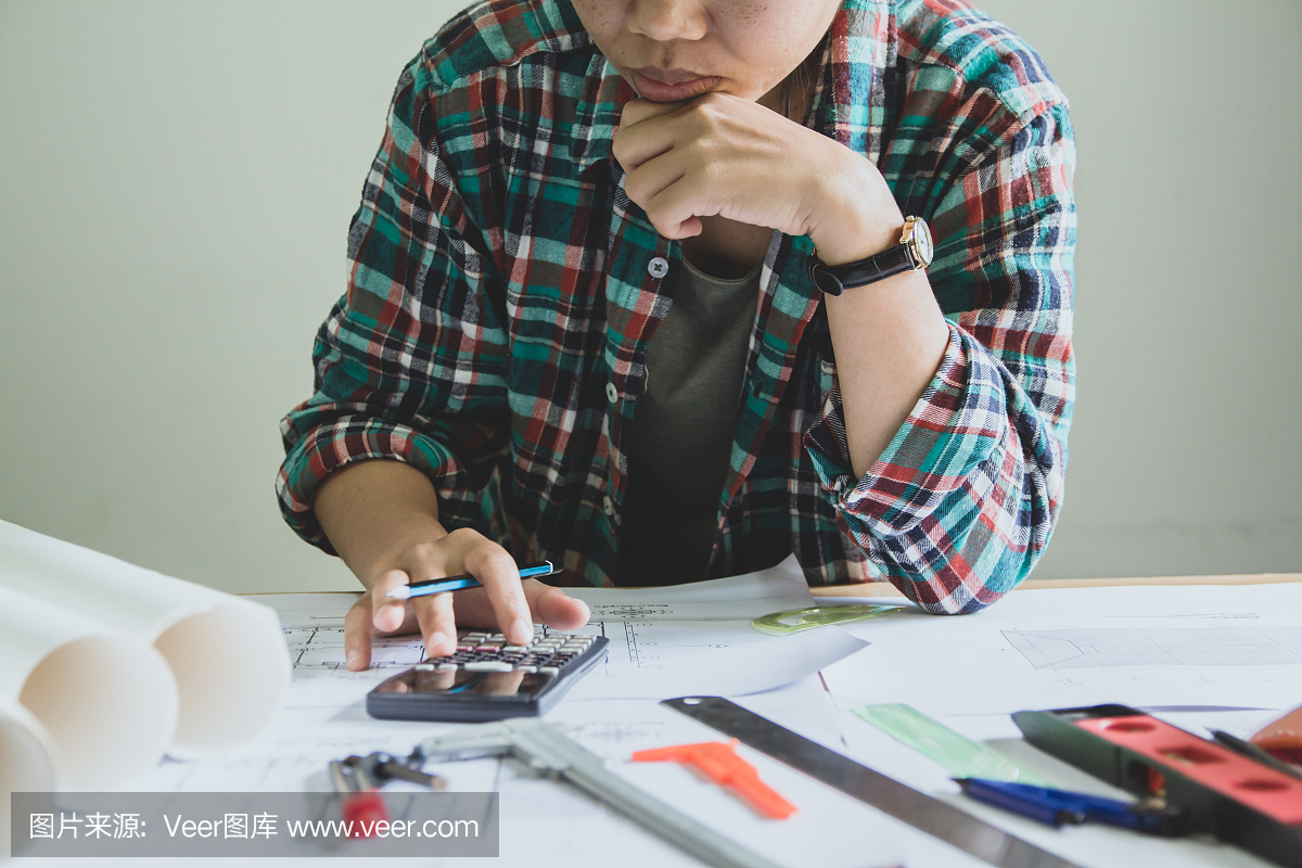 概念建筑师,亚洲的年轻女子工程师使用计算器