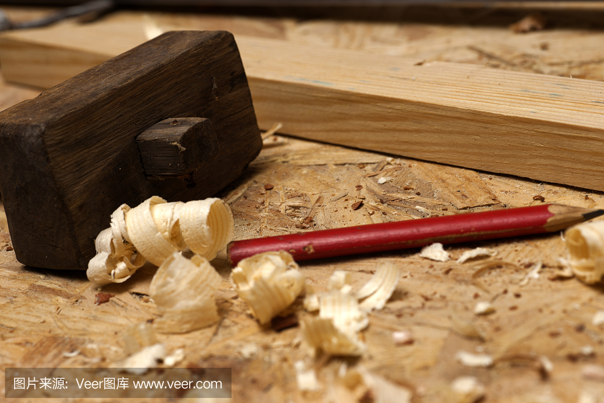 木匠工作。木工桌上锯木屑的工具。