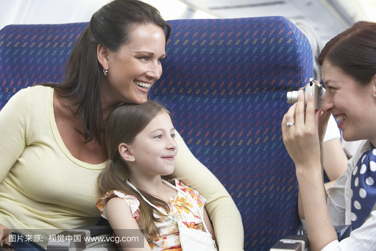 飞机上的乘务员拍摄母亲和女儿(6-8)