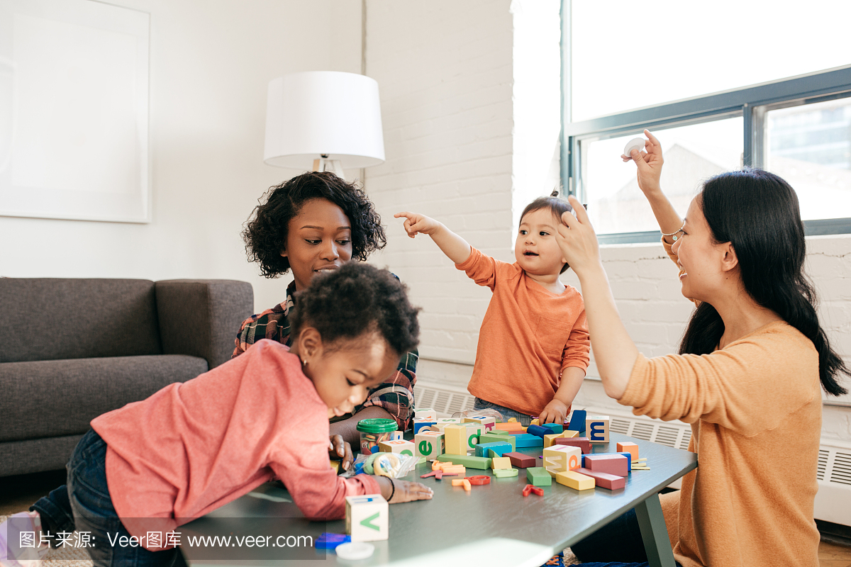 学习和跳舞的孩子