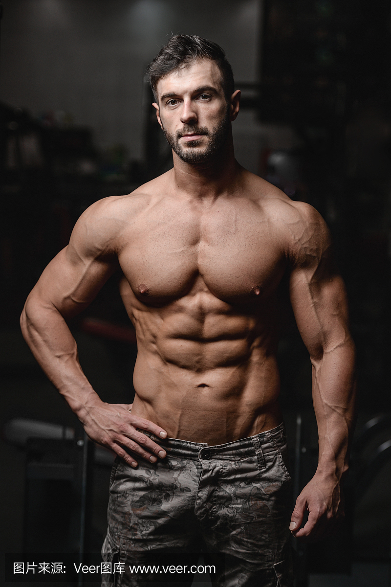 强壮帅气的运动年轻男子肌肉腹肌和二头肌