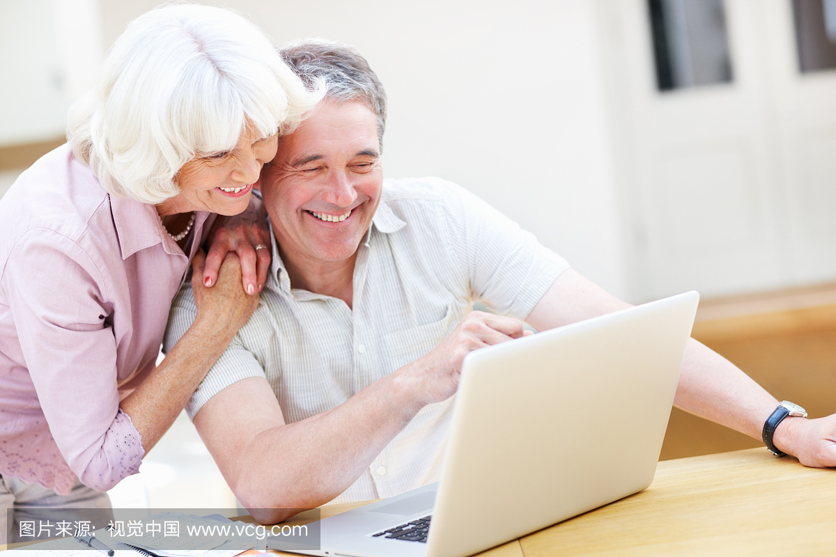 微笑高级夫妇在线支付账单