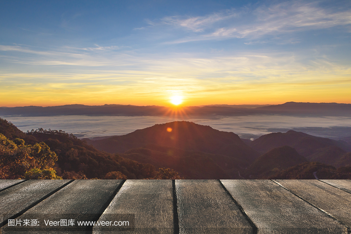 在山丘上的透视图的木制露台和松树的薄雾显示