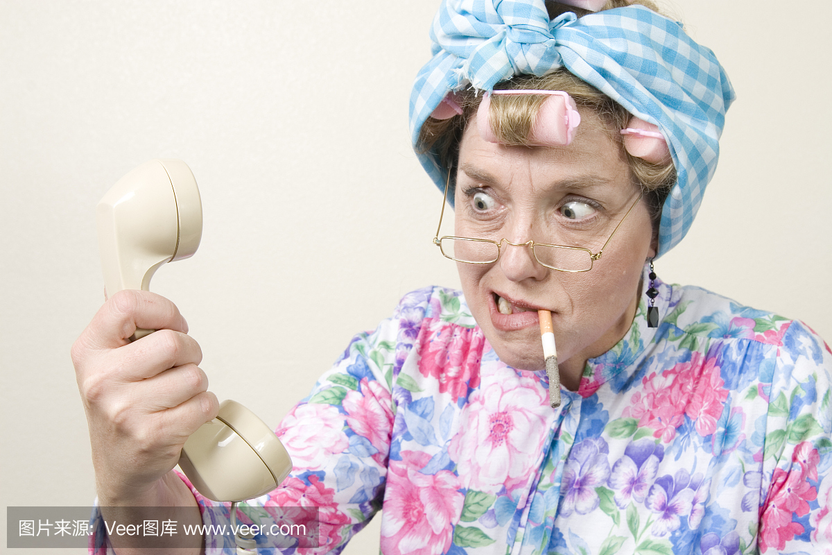 困惑的老太太看着陌生的电话