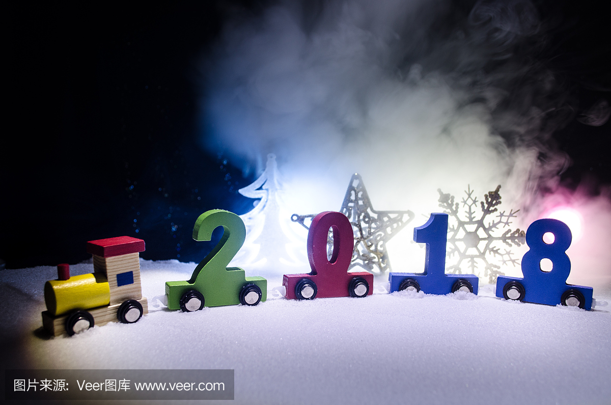 2018年新年快乐,木制玩具火车上载着2018年号