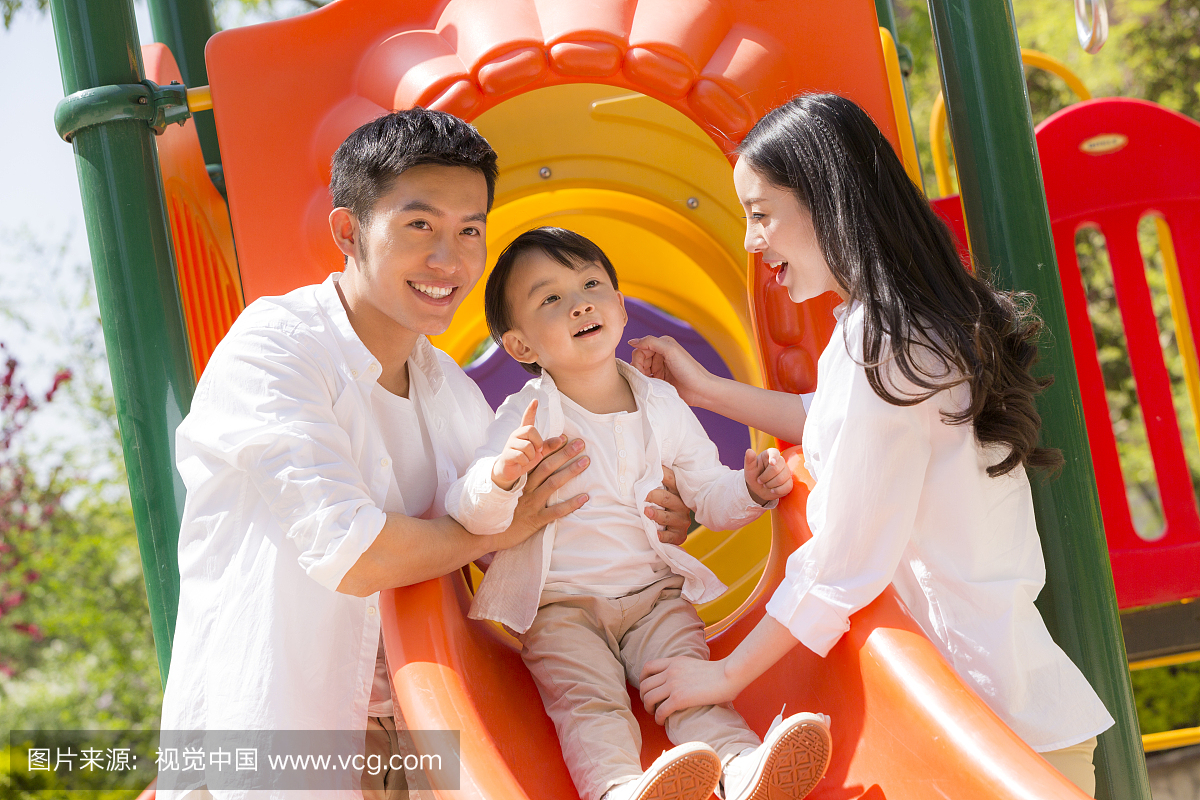 a视频的视频三口坐一家规办公室潜滑梯被图片