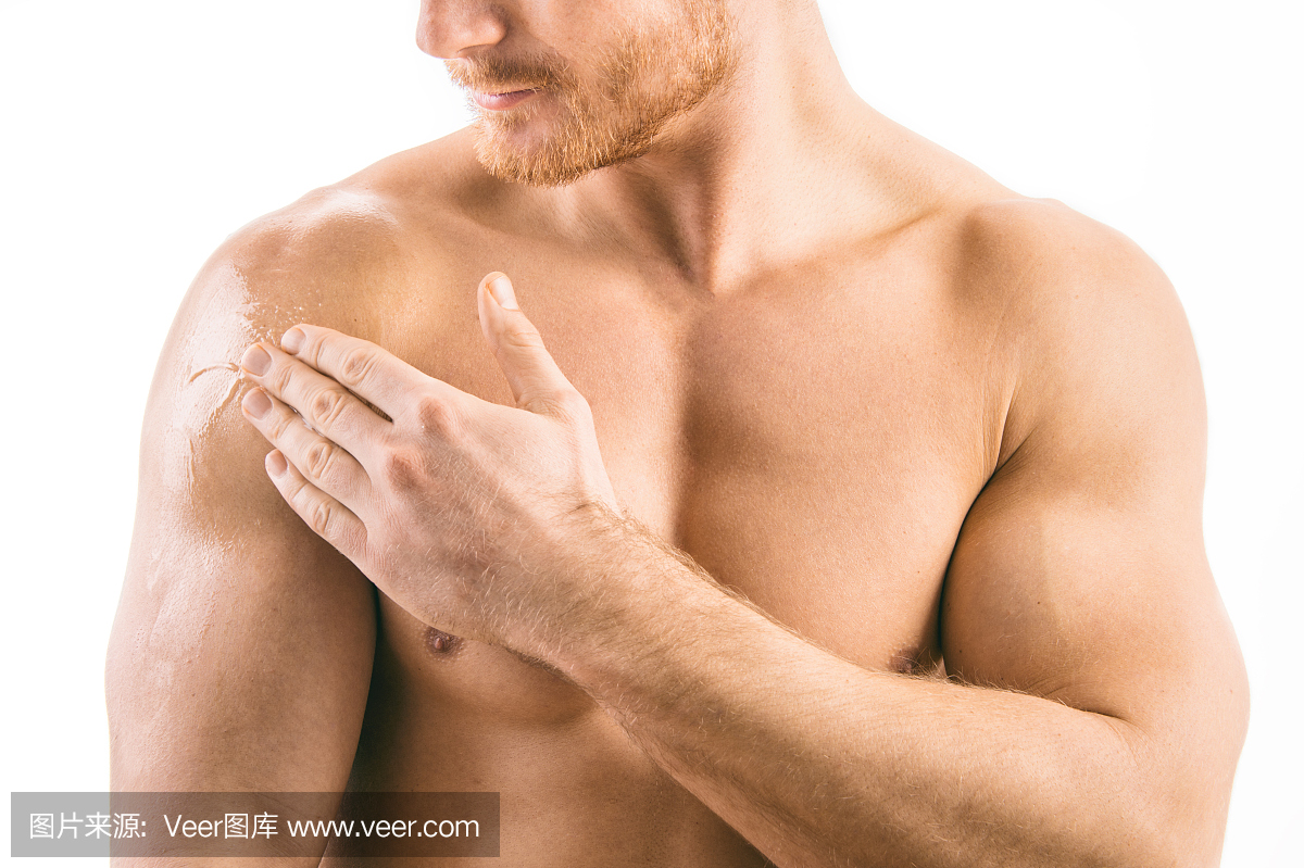 在肩膀上应用睾酮凝胶的肌肉男性