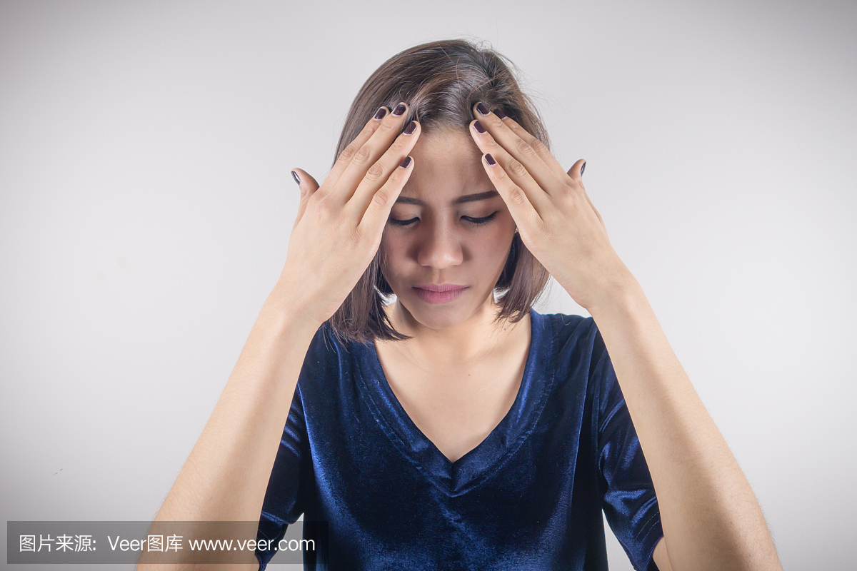 年轻的亚洲女性头痛，偏头痛，疼痛，压力，失眠。医疗保健，医疗和疾病概念