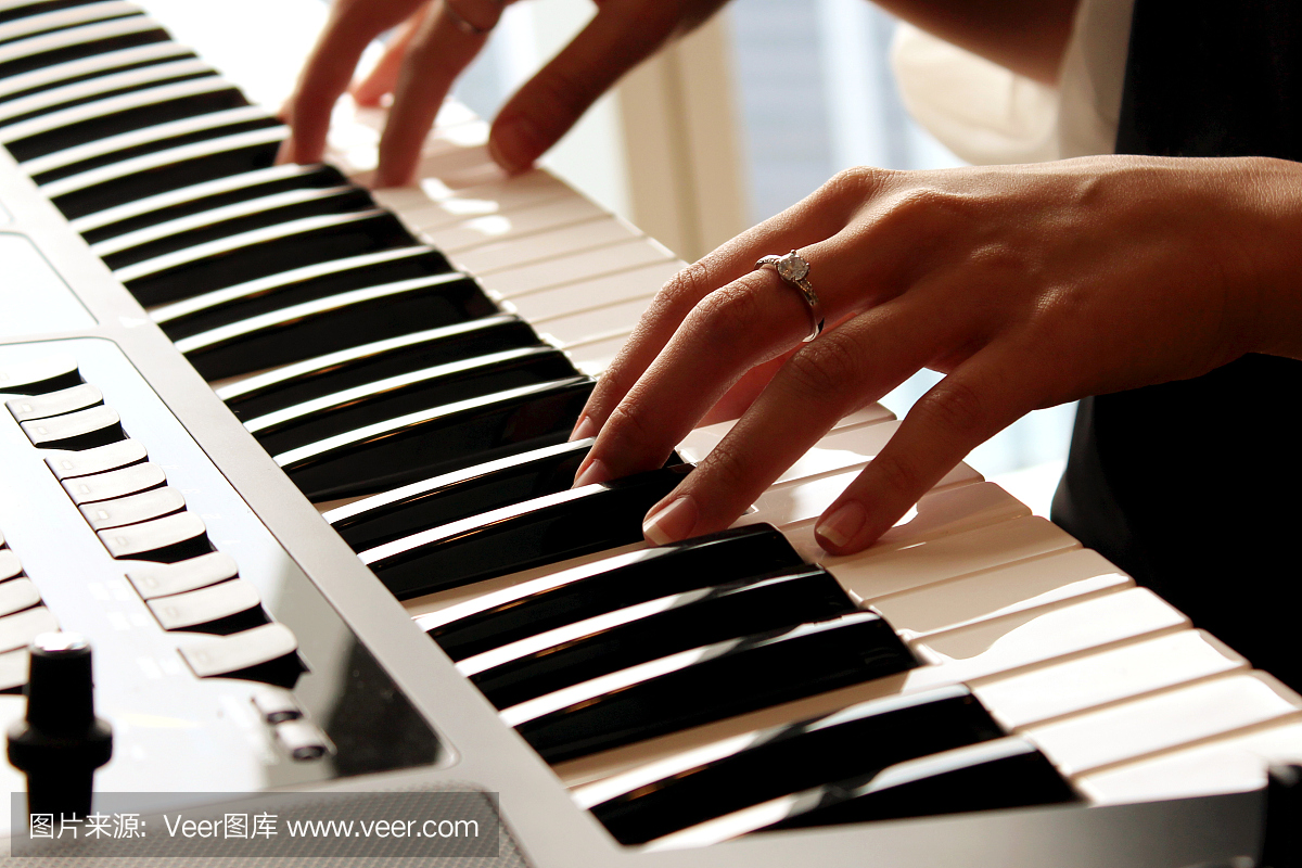 弹奏键盘关闭钢琴前景和柔光。