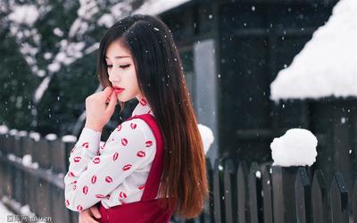 雪中红唇长发美女清新写真壁纸图片第9张_美-77kb