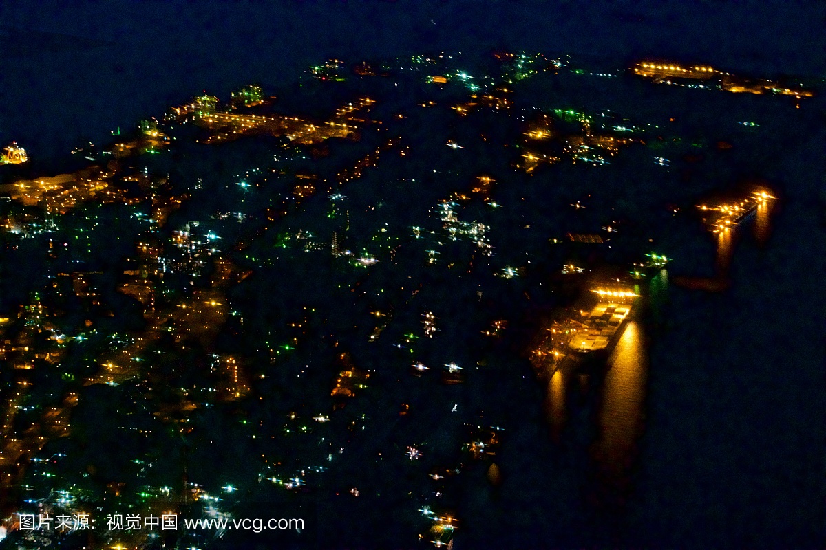东京海湾和工厂在日本千叶县君津市从飞机的夜
