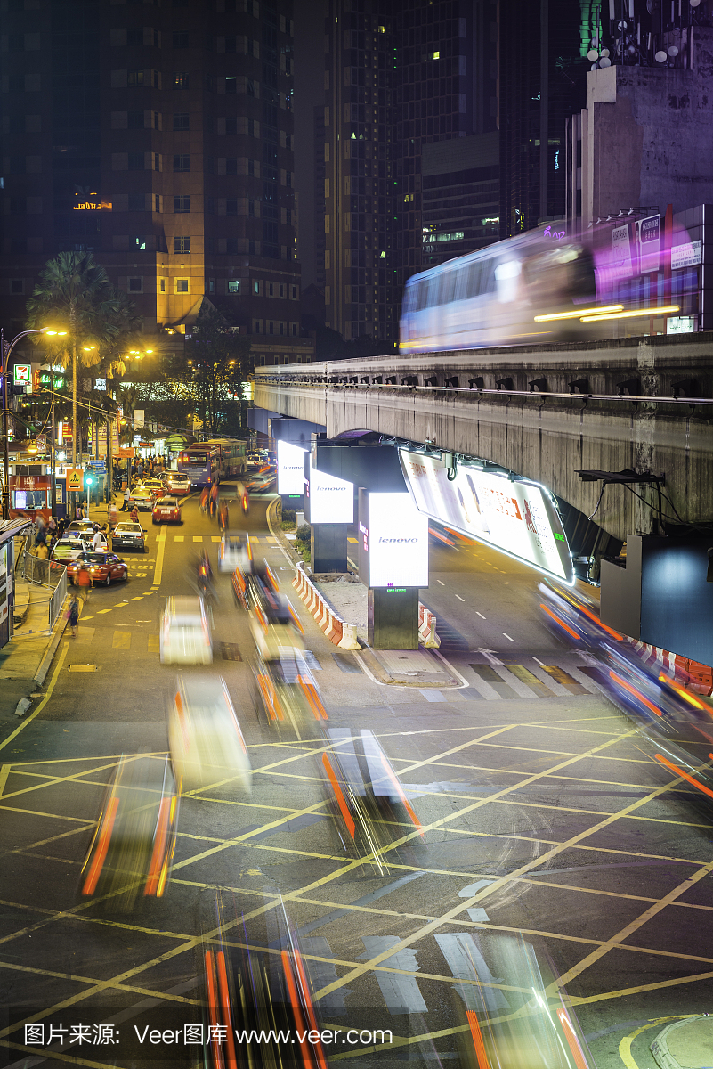 单轨列车通过繁忙的霓虹灯夜市吉隆坡