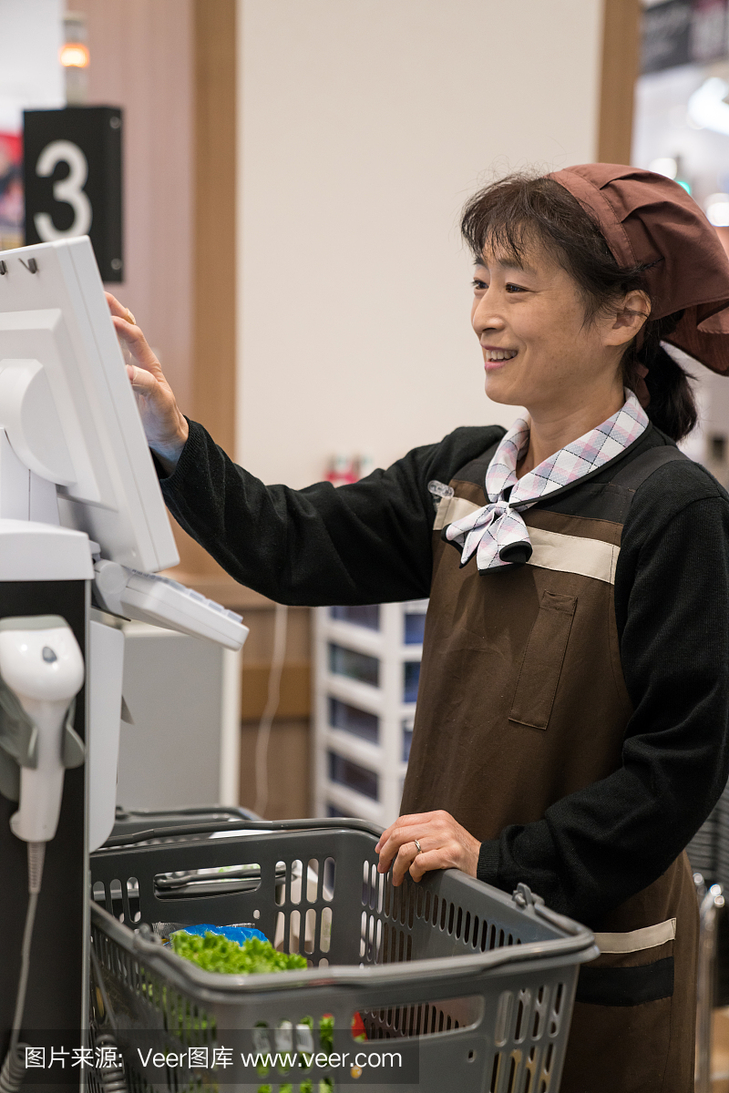 超市店员使用数字收银机和退房系统