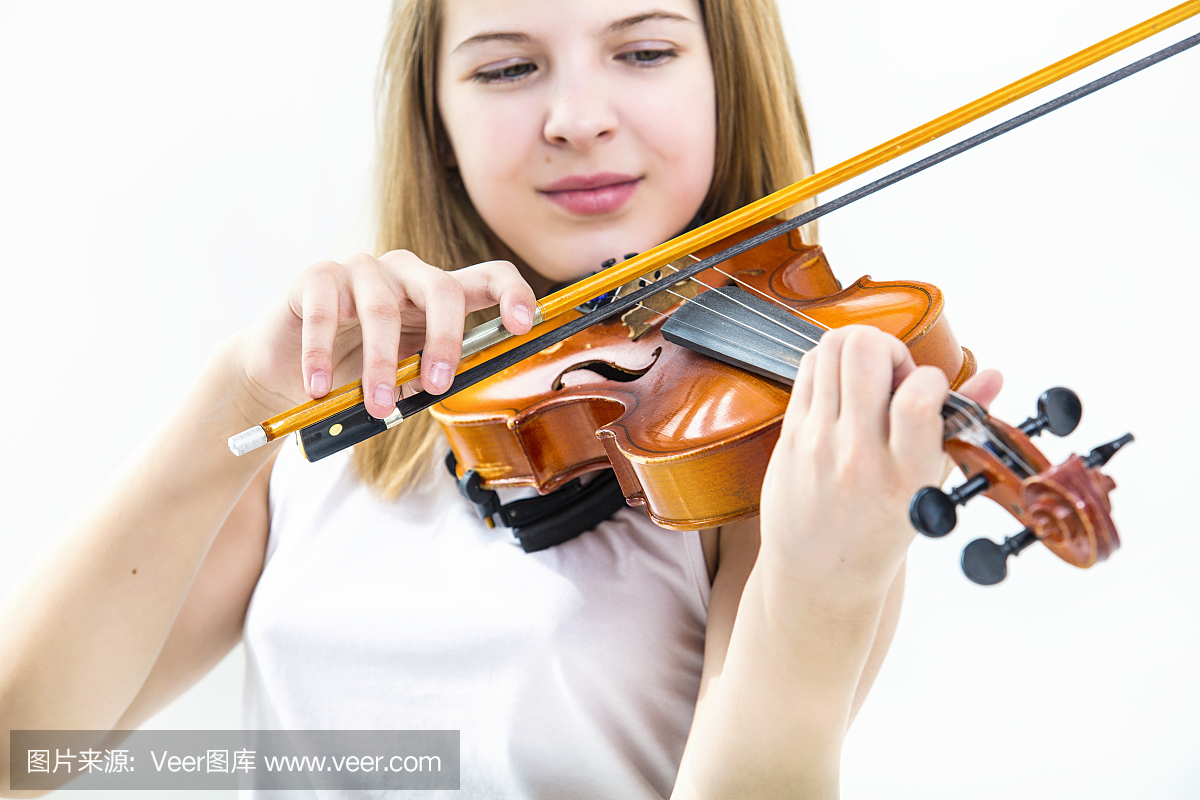 儿童女孩小提琴学习美丽和快乐在白色背景