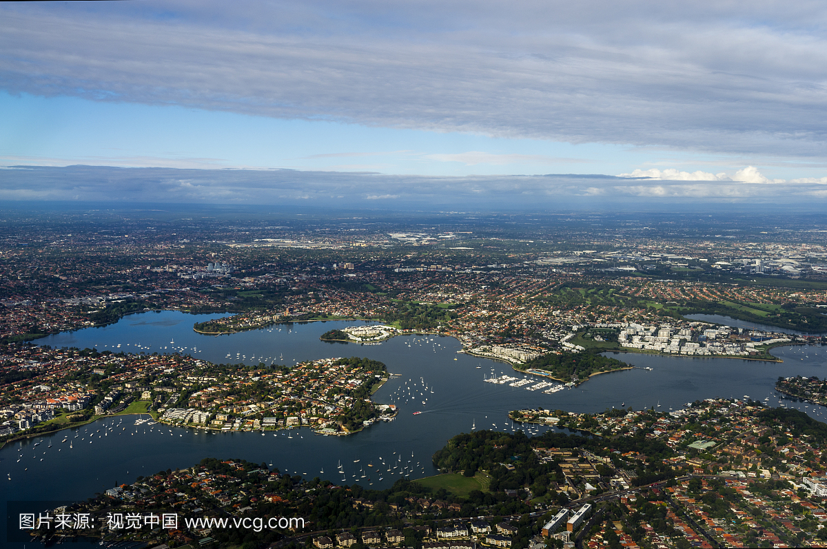 悉尼附近海港周围的郊区的屋顶。