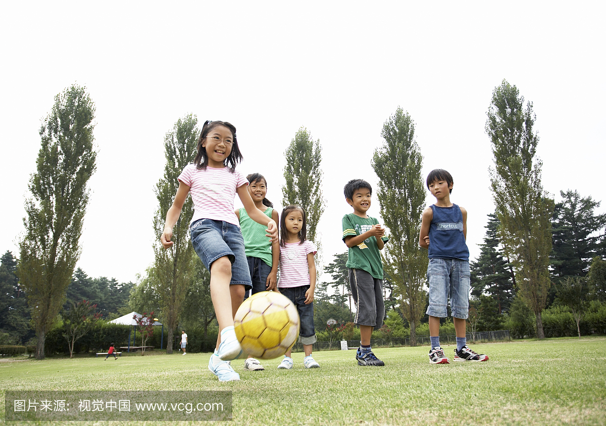 日本孩子们踢足球