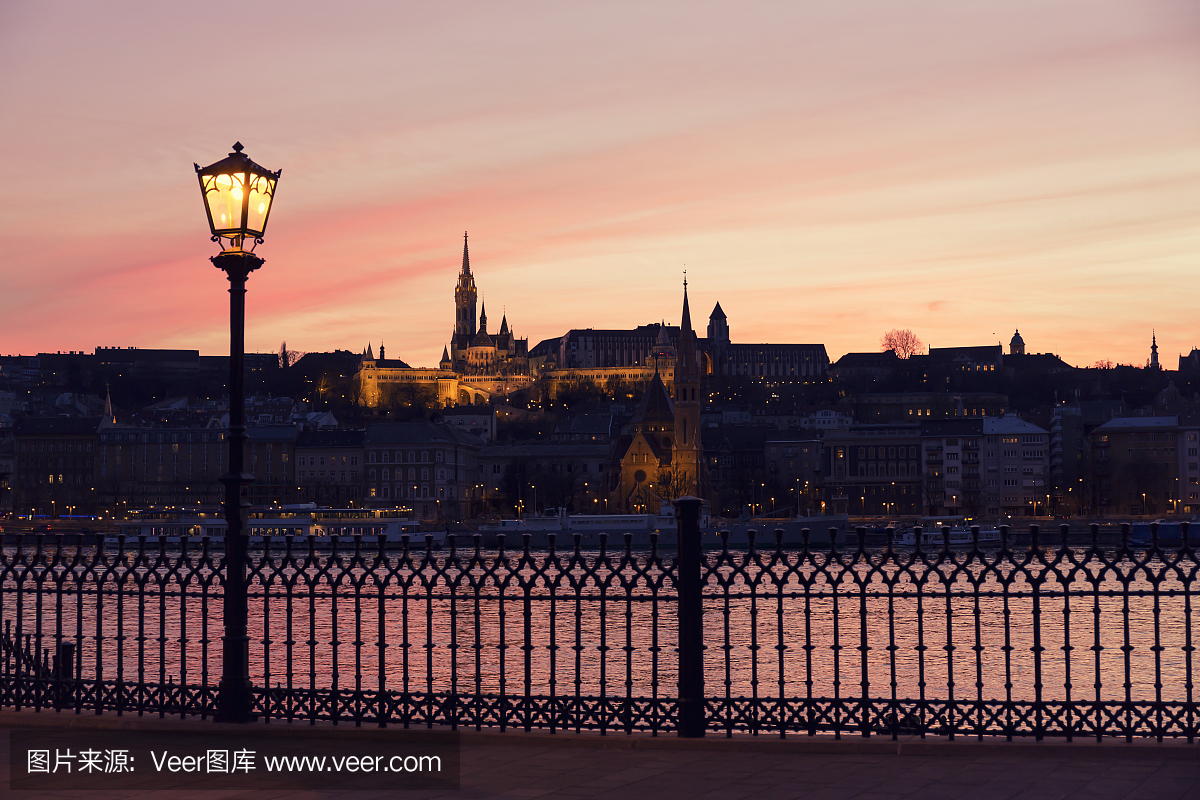 Matthias教会在粉红色的日落在布达佩斯