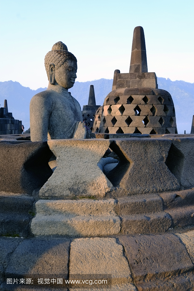 壮观的婆罗浮屠庙在清晨