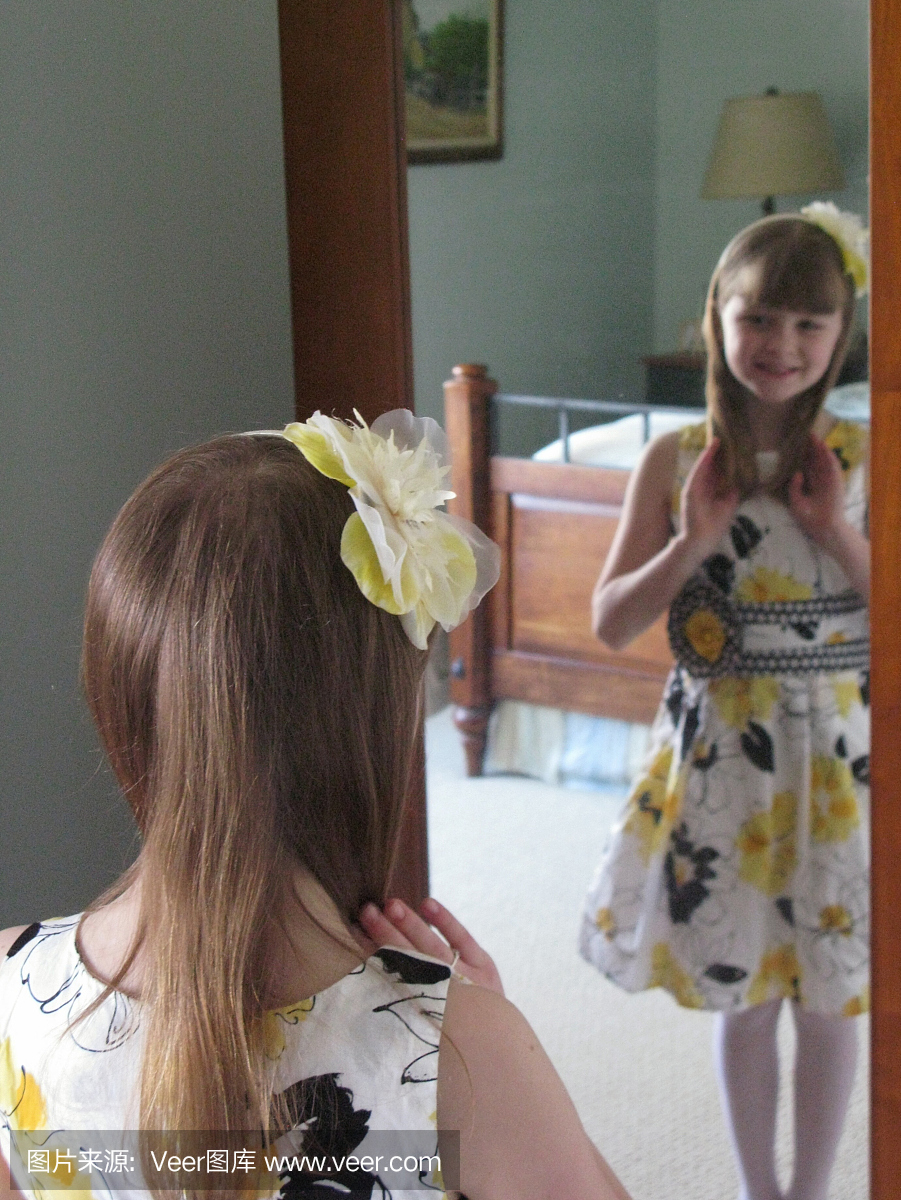 7,8岁的女孩穿着看镜子