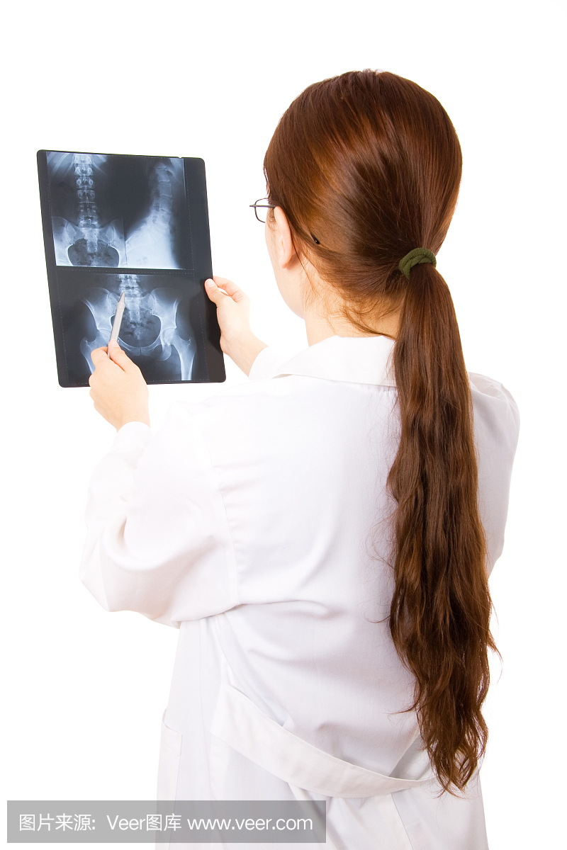 女性医疗专业人员检查X光片