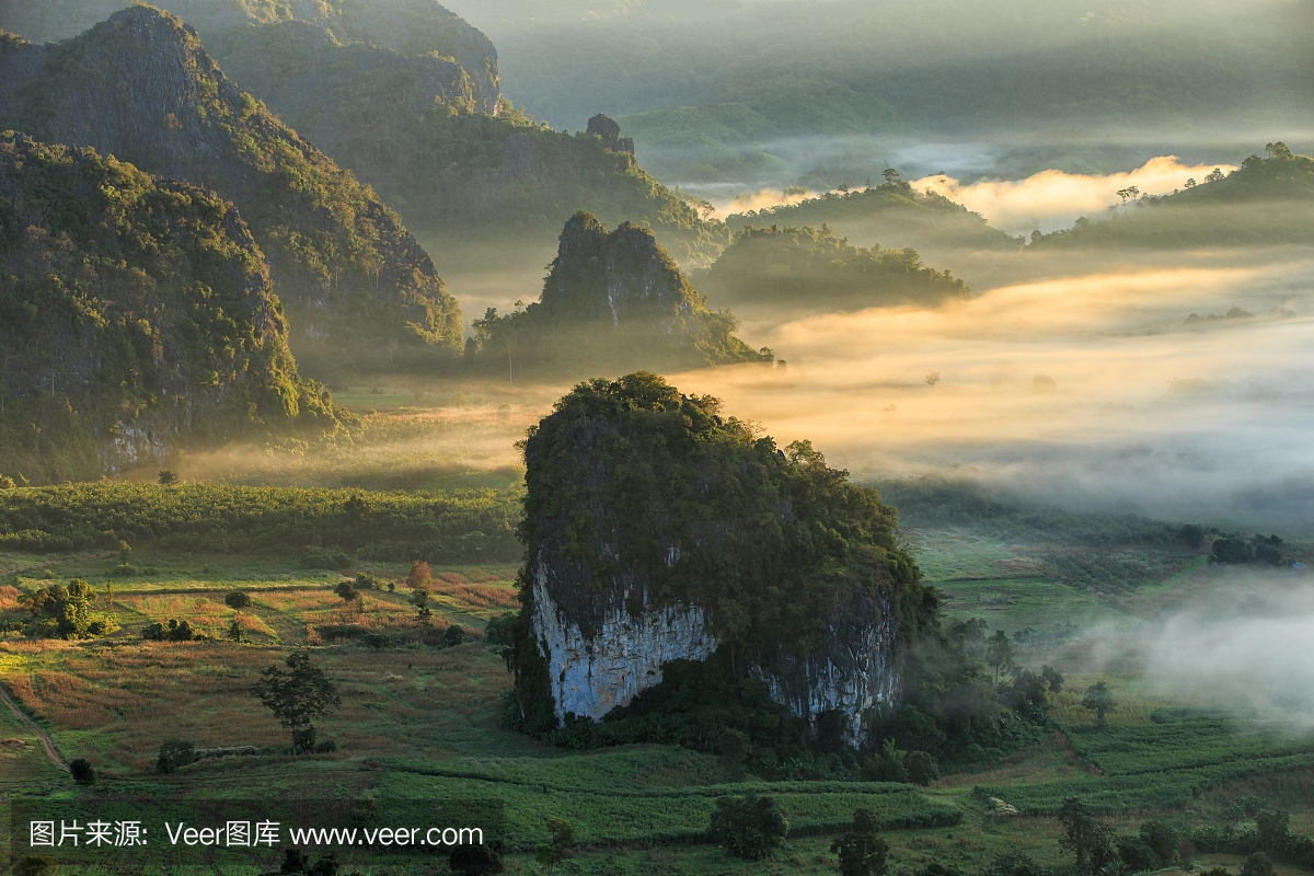 美丽的日出的旅游地方与薄雾在Phu Langka国