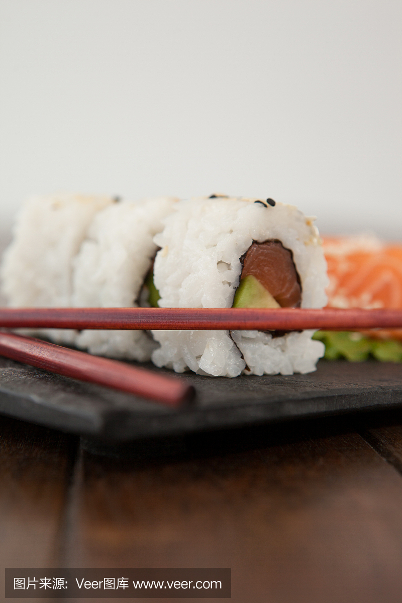 乌拉木和生鱼片寿司用黑石板石筷子服务