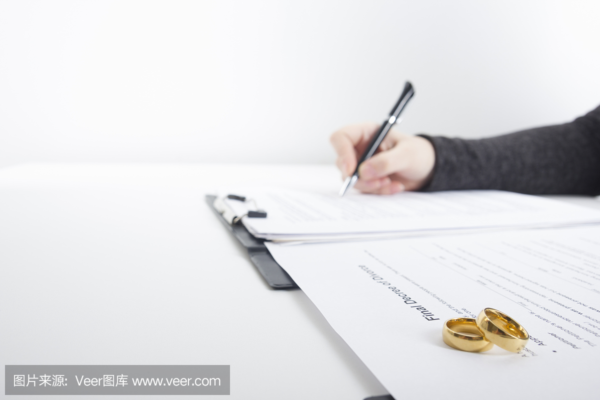 妻子,丈夫签署离婚协议,解散,取消婚姻,法律分居