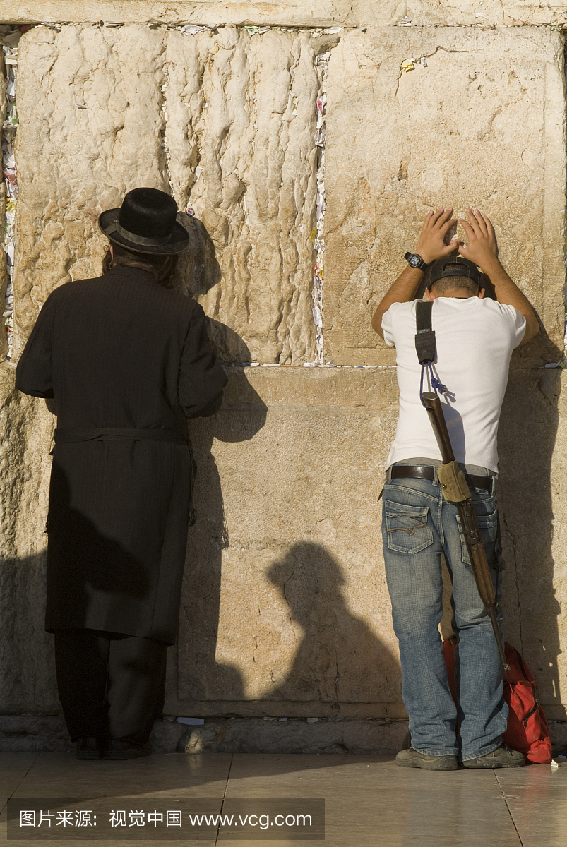 东正教犹太人和士兵祈祷,西墙,犹太人Qt。古老