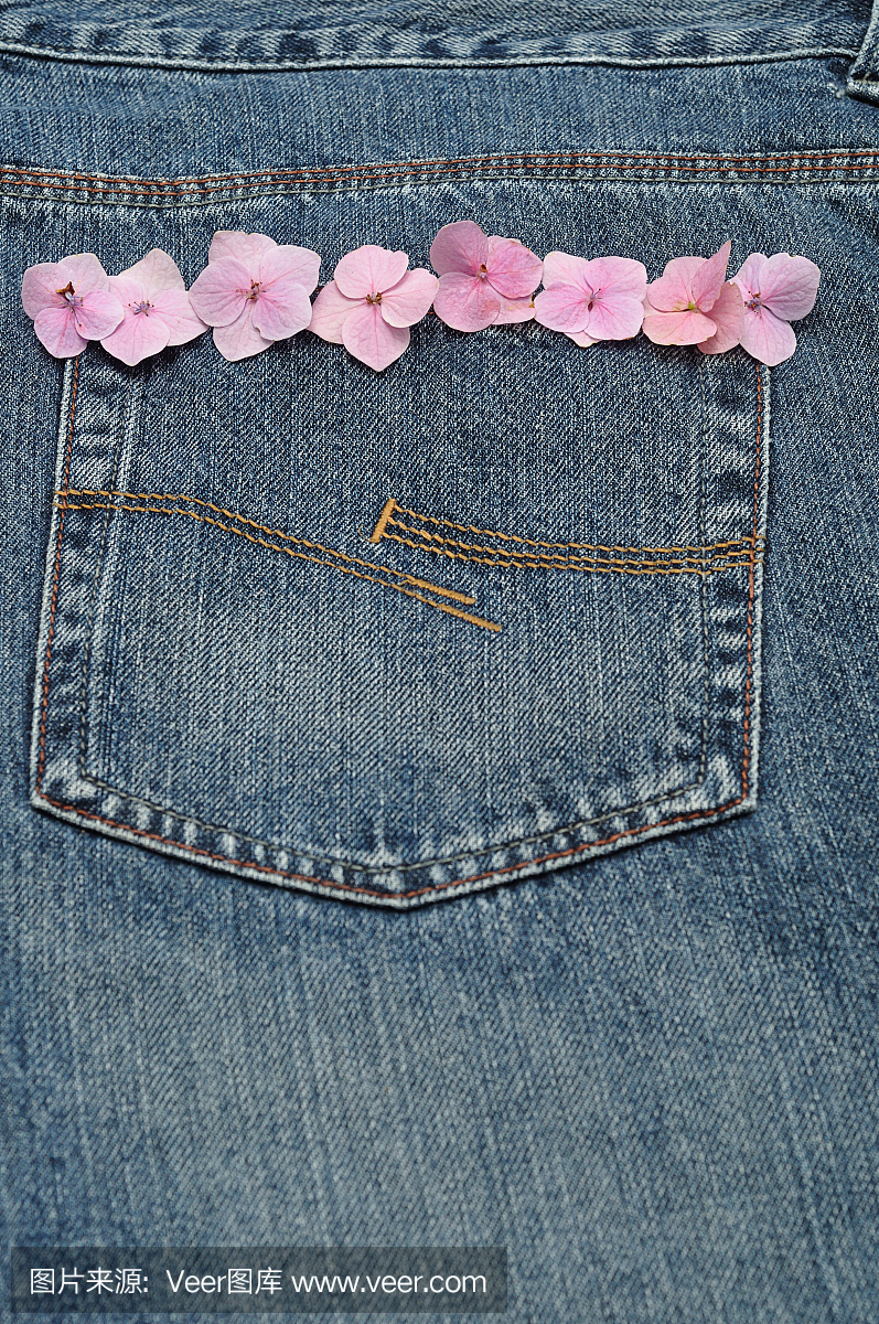 牛仔牛仔裤的后袋,缝有粉红绣球花装饰