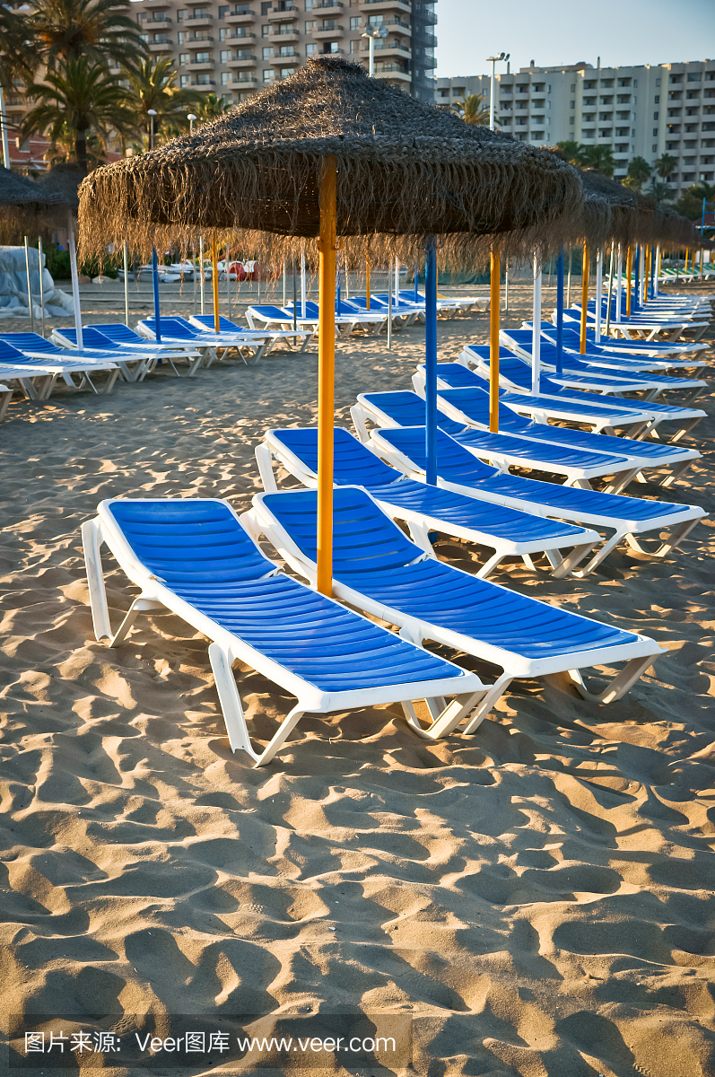 太阳躺椅在托雷莫利诺斯,马拉加,西班牙的一个