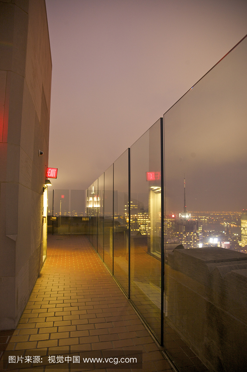 走廊,玻璃安全屏障和帝国大厦在洛克菲勒中心