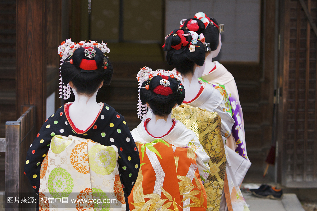 艺妓参加舞蹈表演,为日本靖国神社的日本最重