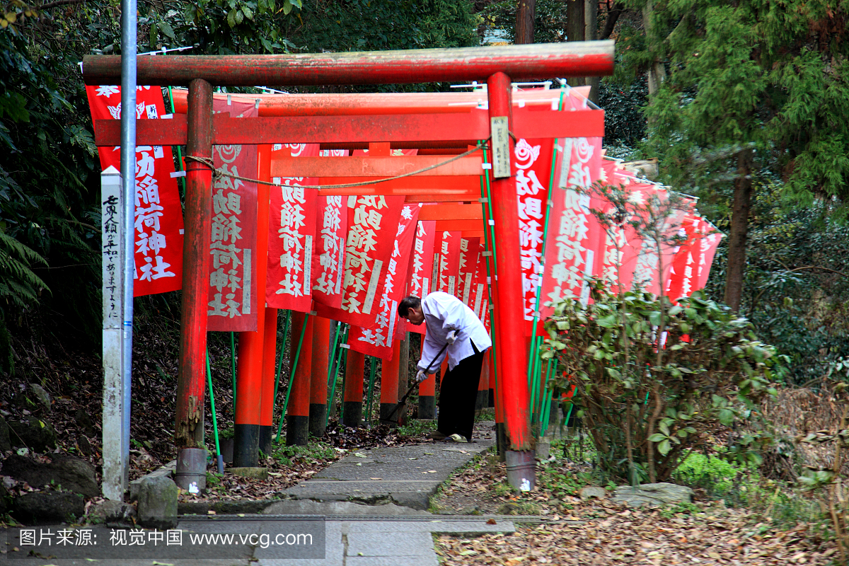 在Sasuke Inari神社扫扫的人