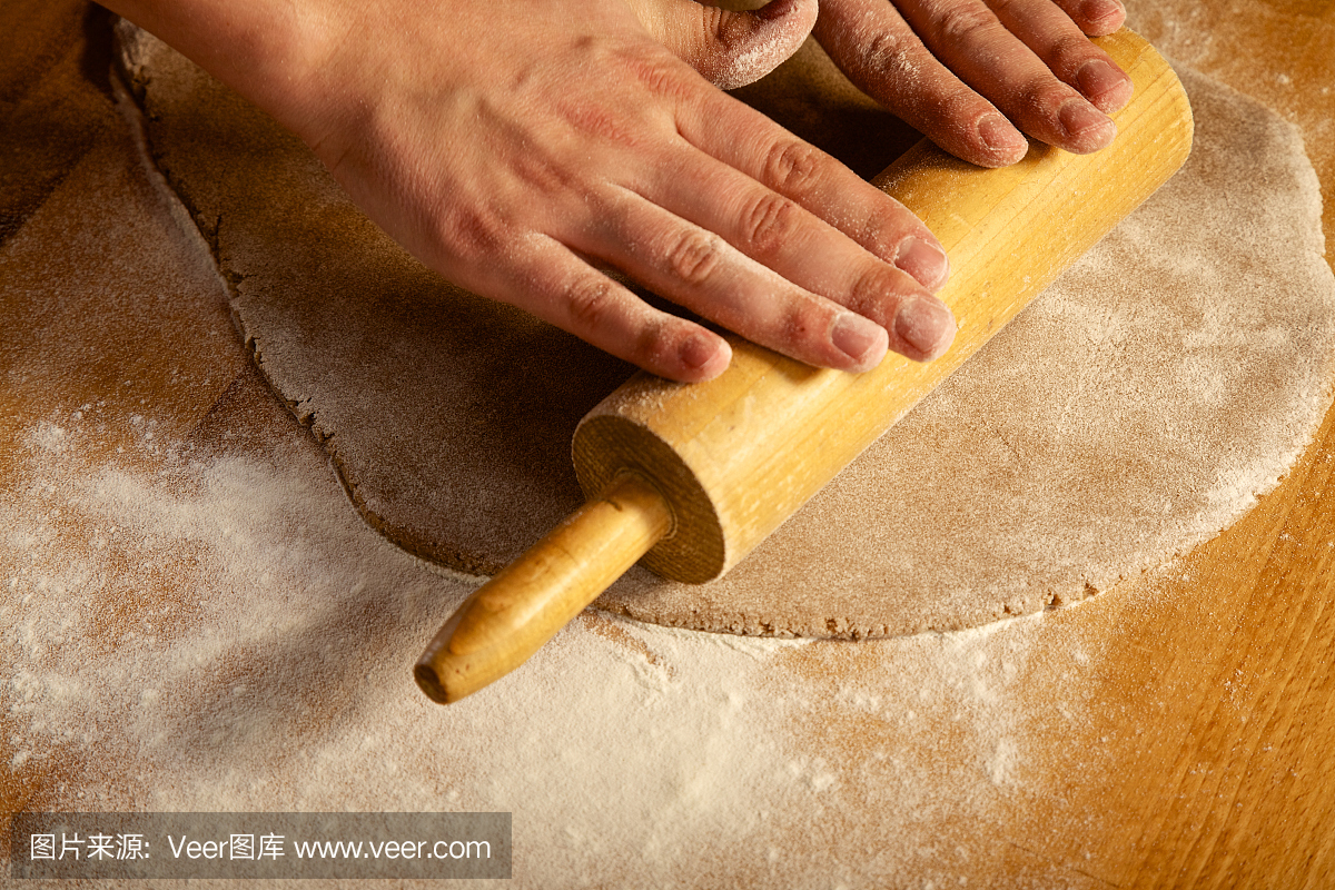 做糕点面团蛋糕。系列。面包师捏捏面团。