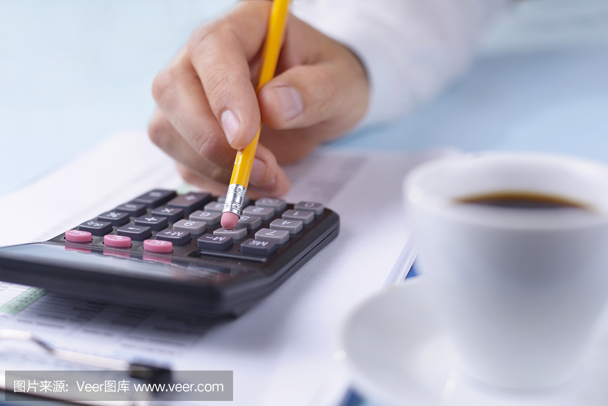 在办公室使用计算器的人