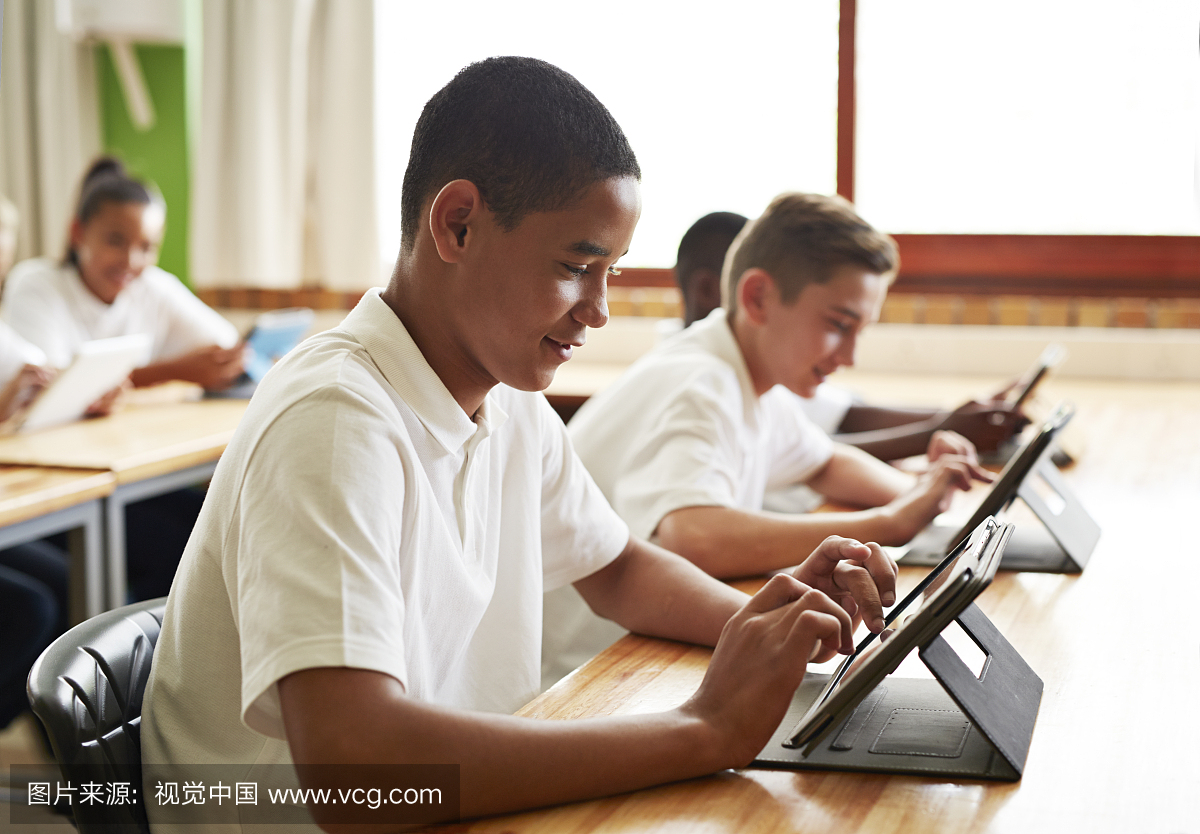 学生在平板电脑上学习的小学评价表工作合作小组学生图片