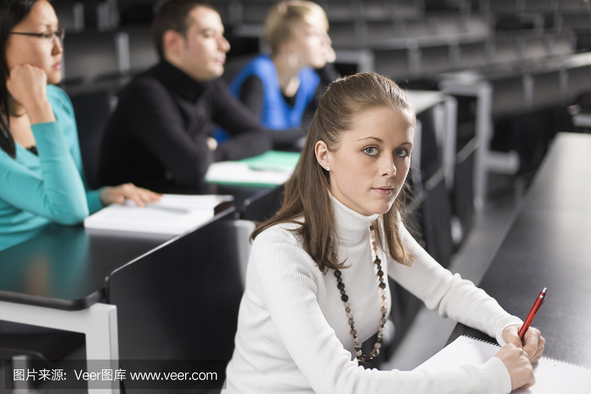 女学生与演讲厅(XXXL)的朋友肖像