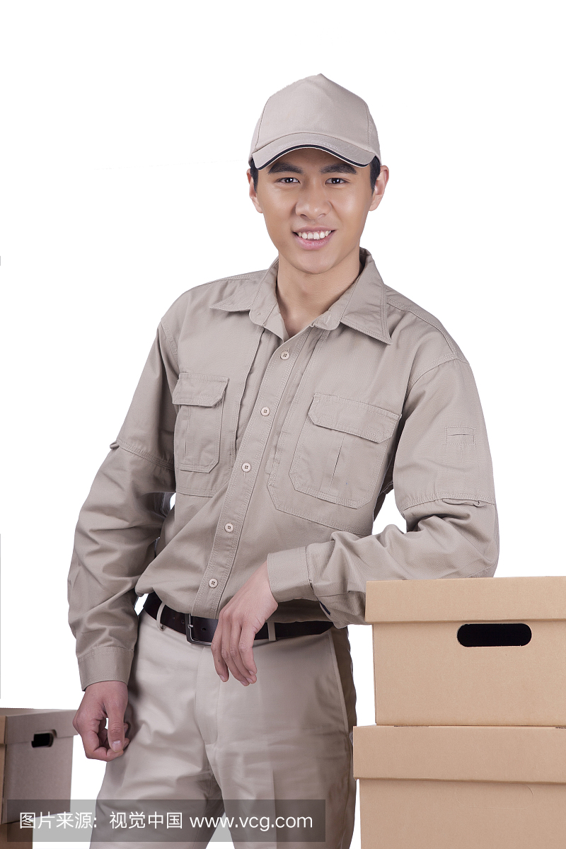 一个穿着工作服运货的青年快递员