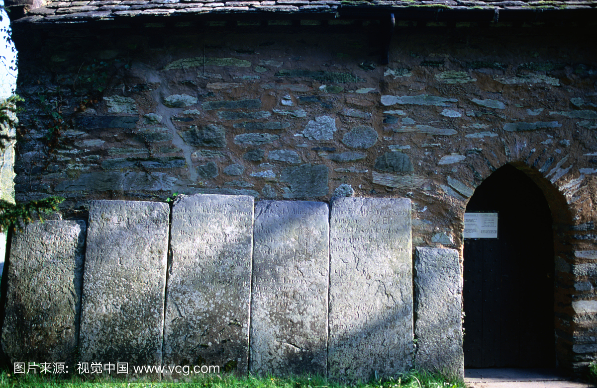 14世纪圣迈克尔教堂在Betws-y-Coed,意思是教