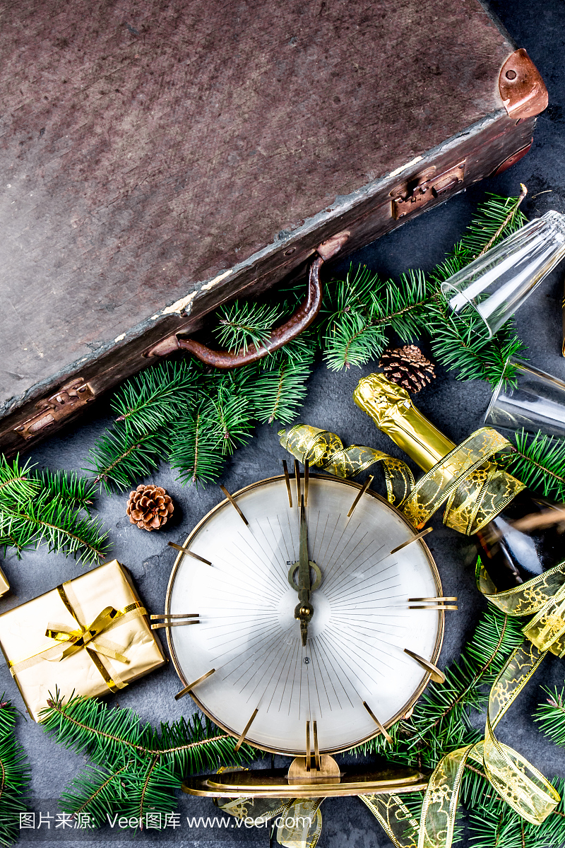 新年传统步行与空手提箱midnigth有旅行。新年