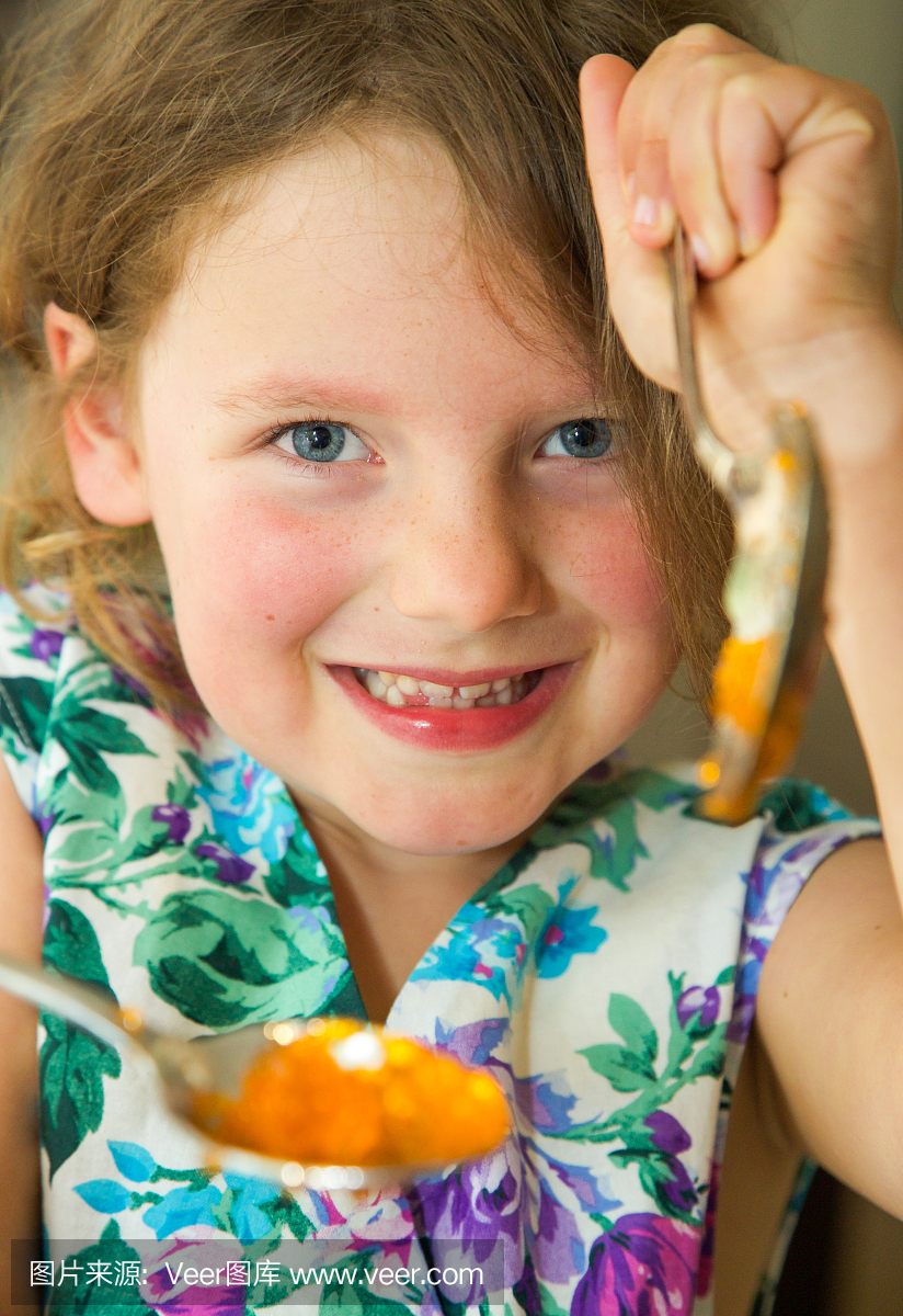 小孩玩得开心,从勺子吃果冻