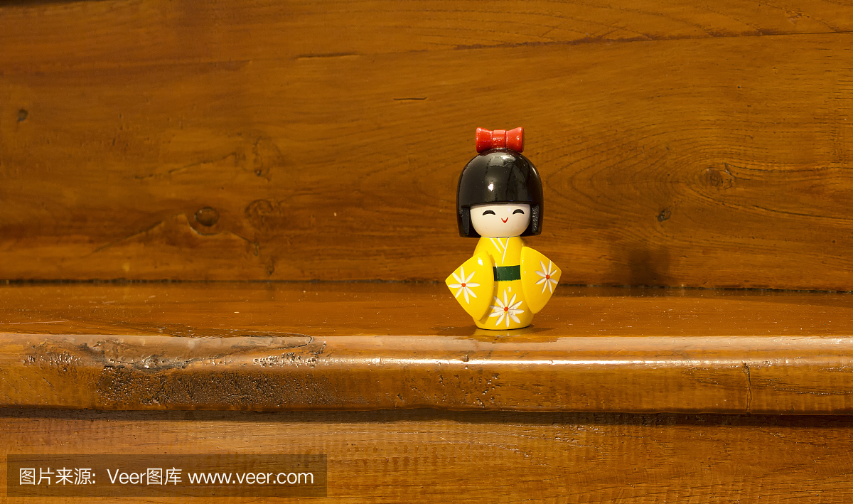 传统,黄色,木制日本玩具(纪念品)与木背景。