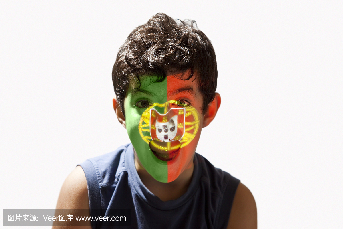男孩与葡萄牙国旗在脸上