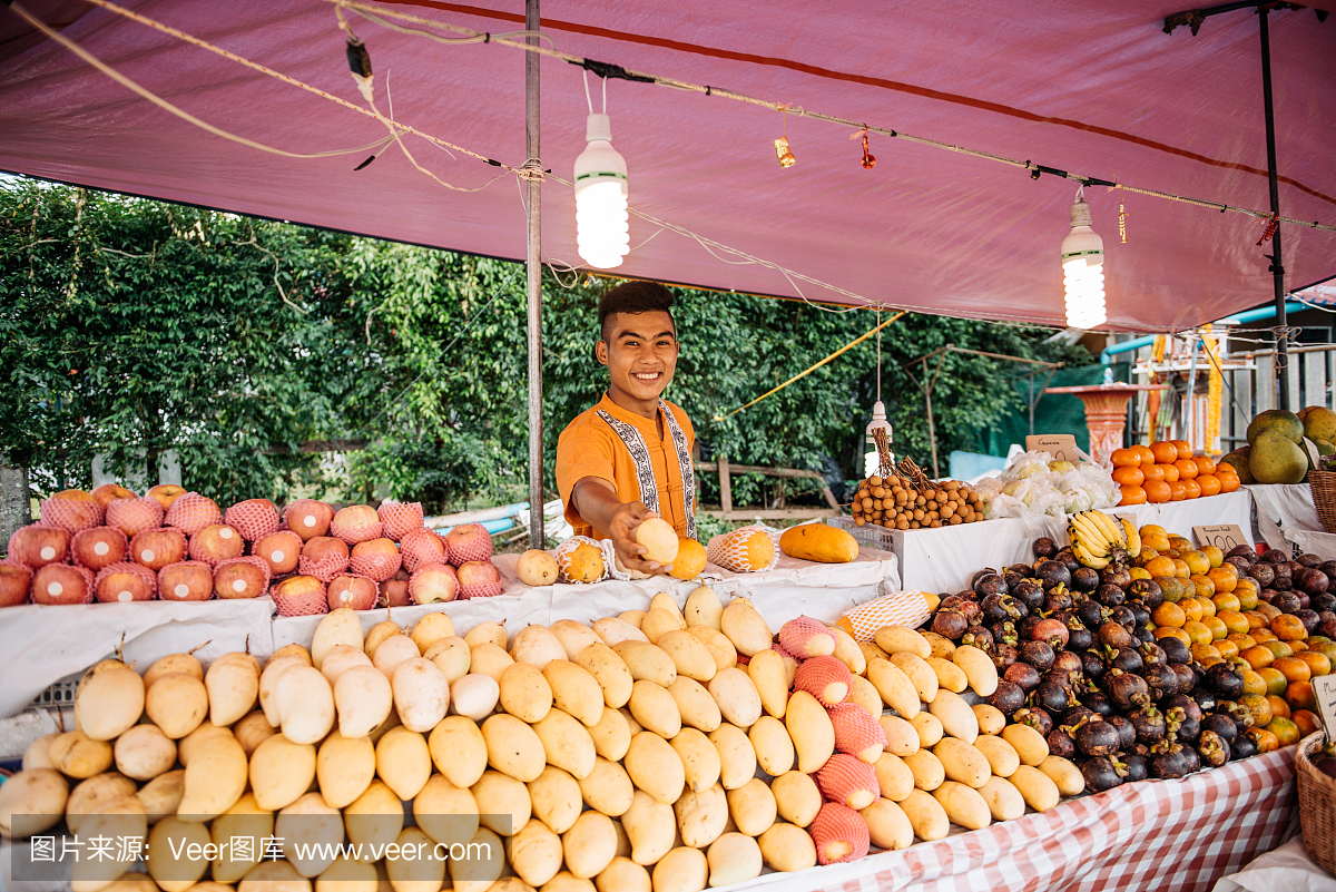 农民在市场上销售芒果,百香果和火龙果