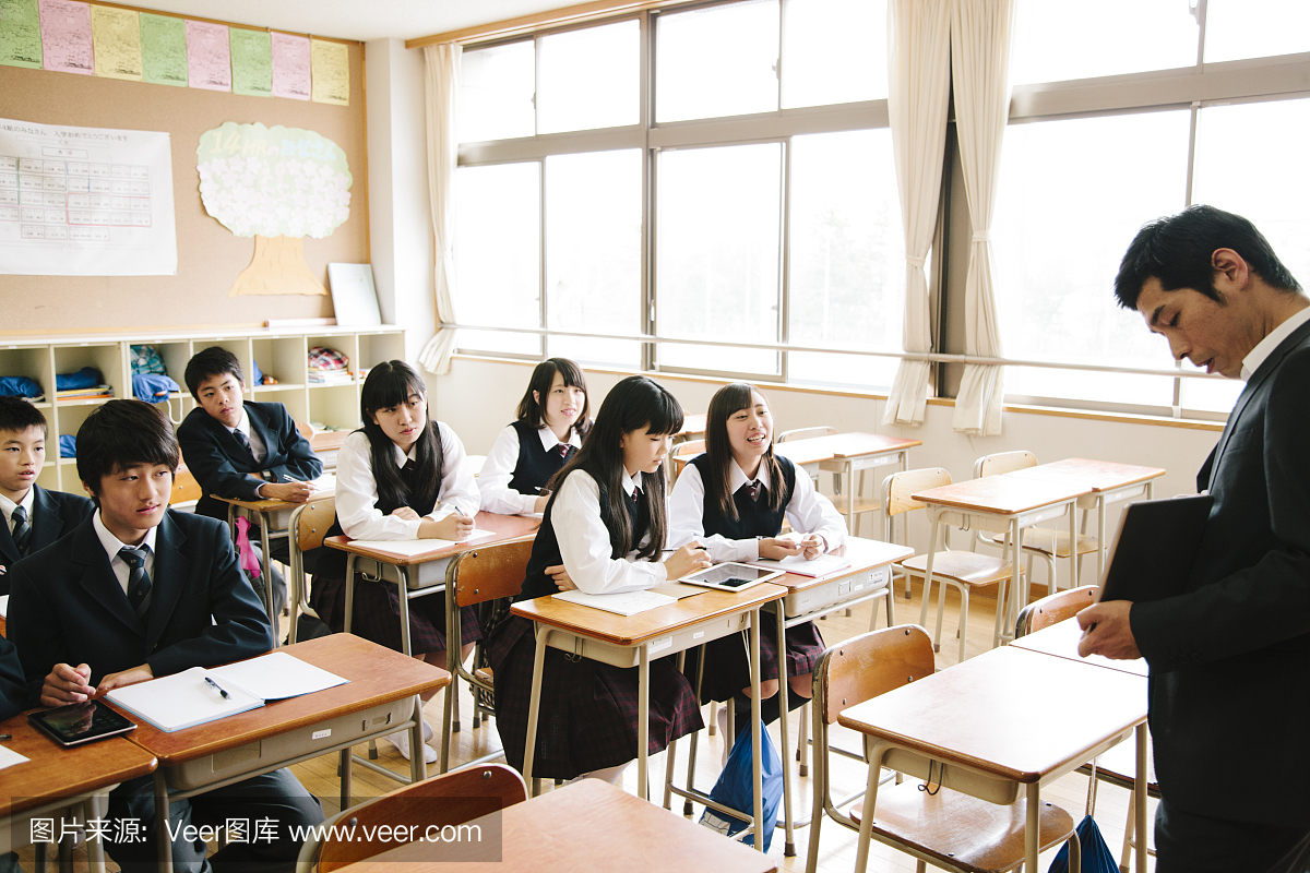 高中班和老师与平板电脑,日本